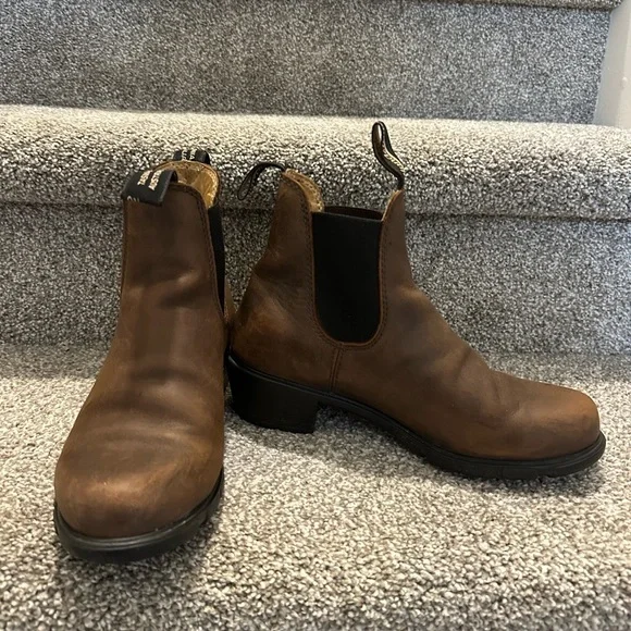 Blundstone Women's Series #1677 Heel
Rustic Brown US Size 6 - Picture 2 of 5